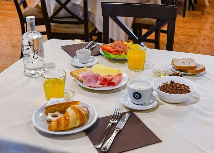 Western Garda מלון